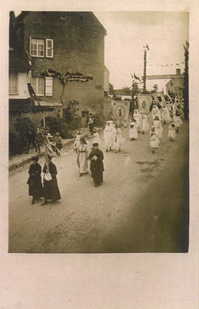MOULLE PROCESSION 1